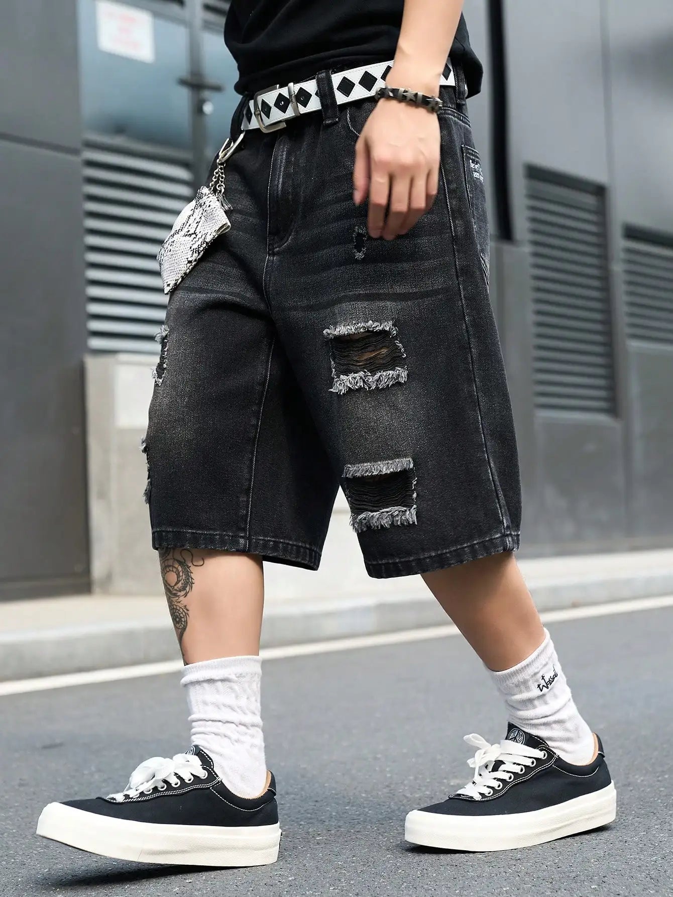 Men's Vintage Black Frayed Distressed Ripped Baggy Embroidered Knee-Length Denim Short    ts